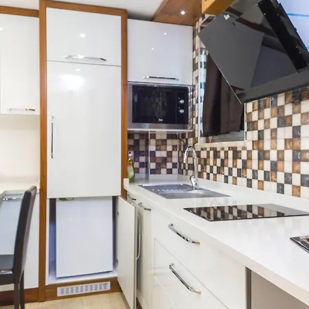Tema Lara Apartment